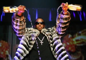 Diddy-double-fisted-his-Champagne-bottles-during-performance-NYC